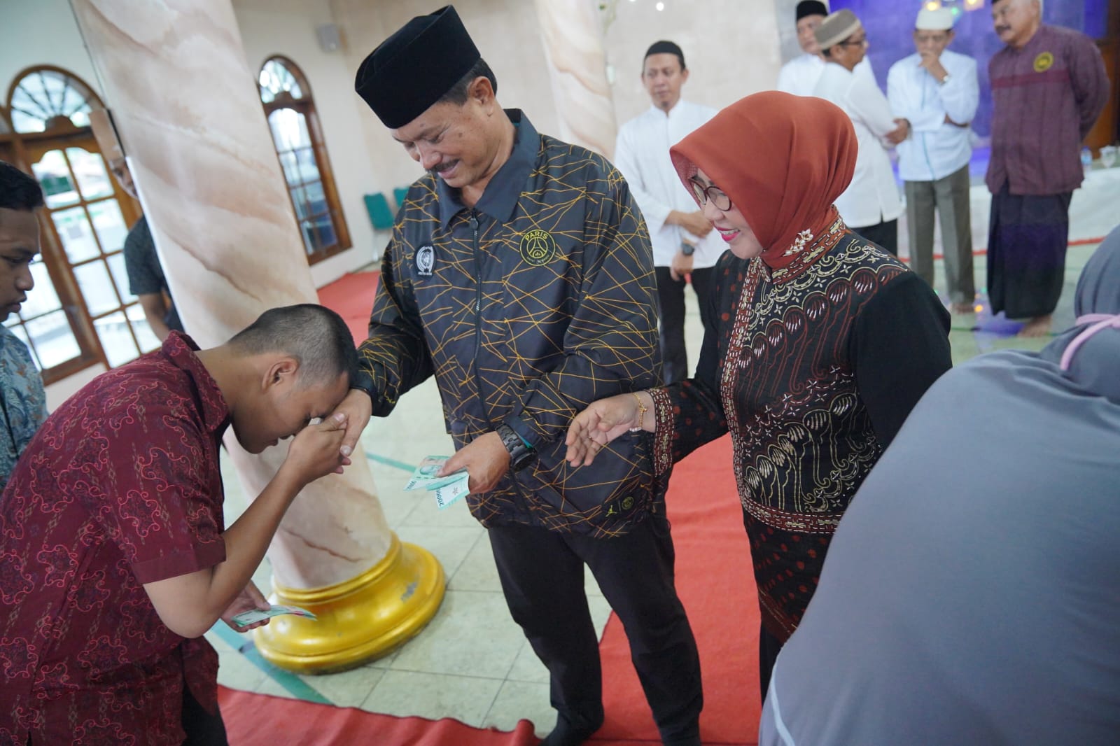 Wali Kota Salurkan Tali Asih hingga Tawarkan Mabour untuk Ibu-Ibu Pengajian