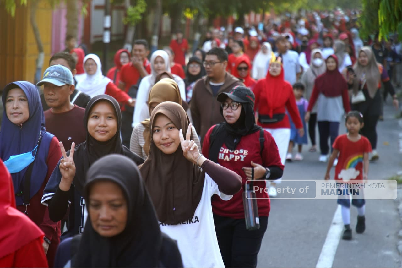Jalan Santai di Kelurahan Kartoharjo, Wali Kota Ajak Warga Jaga Kondusivitas Kota