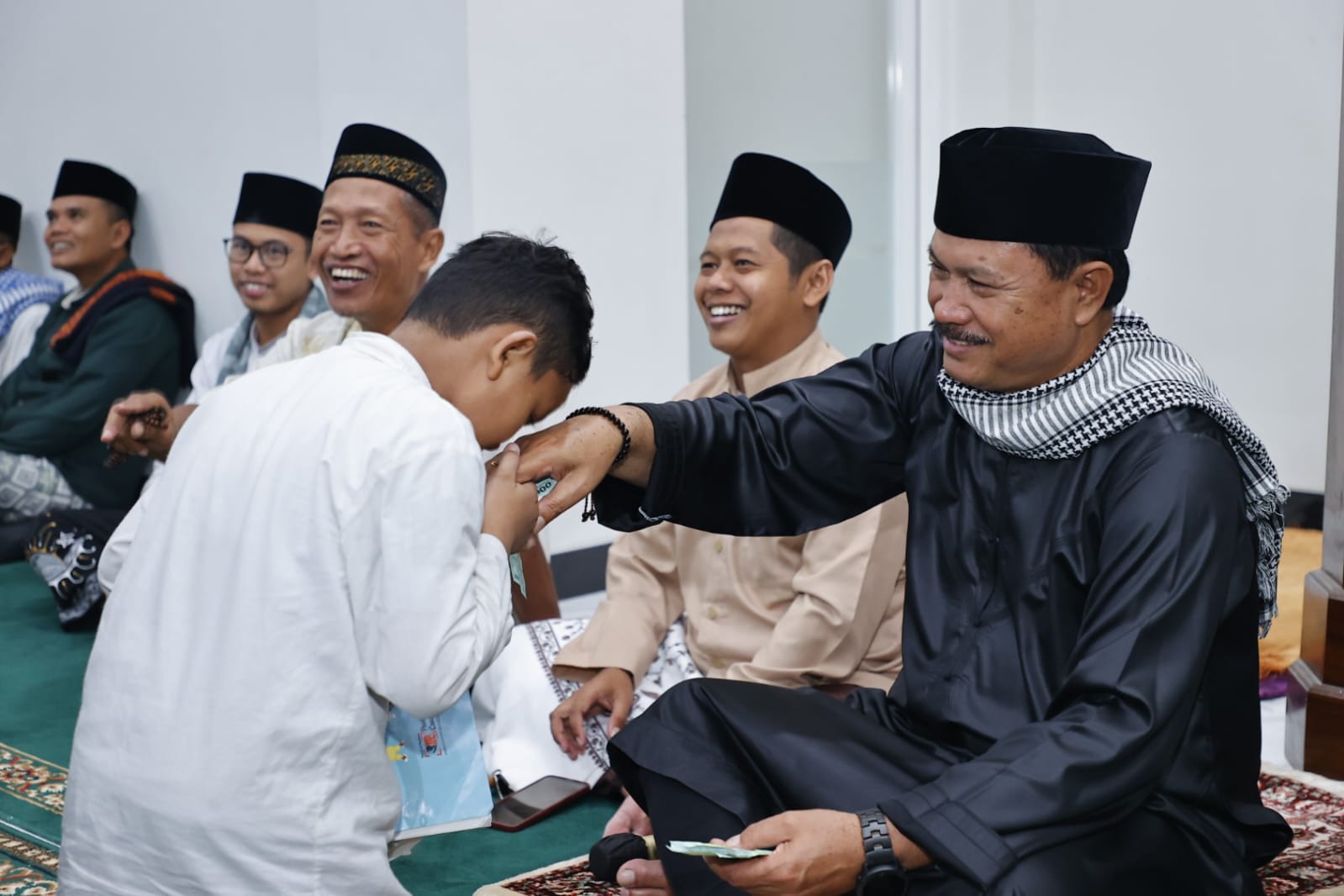 Tarawih di Masjid Baiturohim Lanjutan Safari Ramadan, Wali Kota Harap Jamaah Tak Khawatir Kebutuhan Pokok Lebaran
