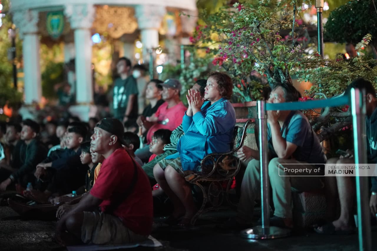 Sempat Diguyur Hujan, Ratusan Warga Tetap Antusias Nobar Final FIFA Series 2026 di Balai Kota Madiun