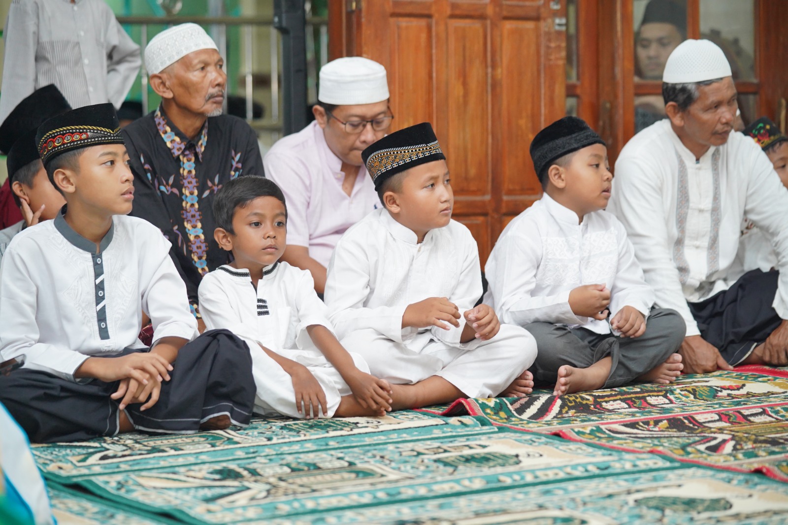 Salat Isya di Masjid Al Muttaqin, Wali Kota Juga Salurkan Berbagai Bantuan