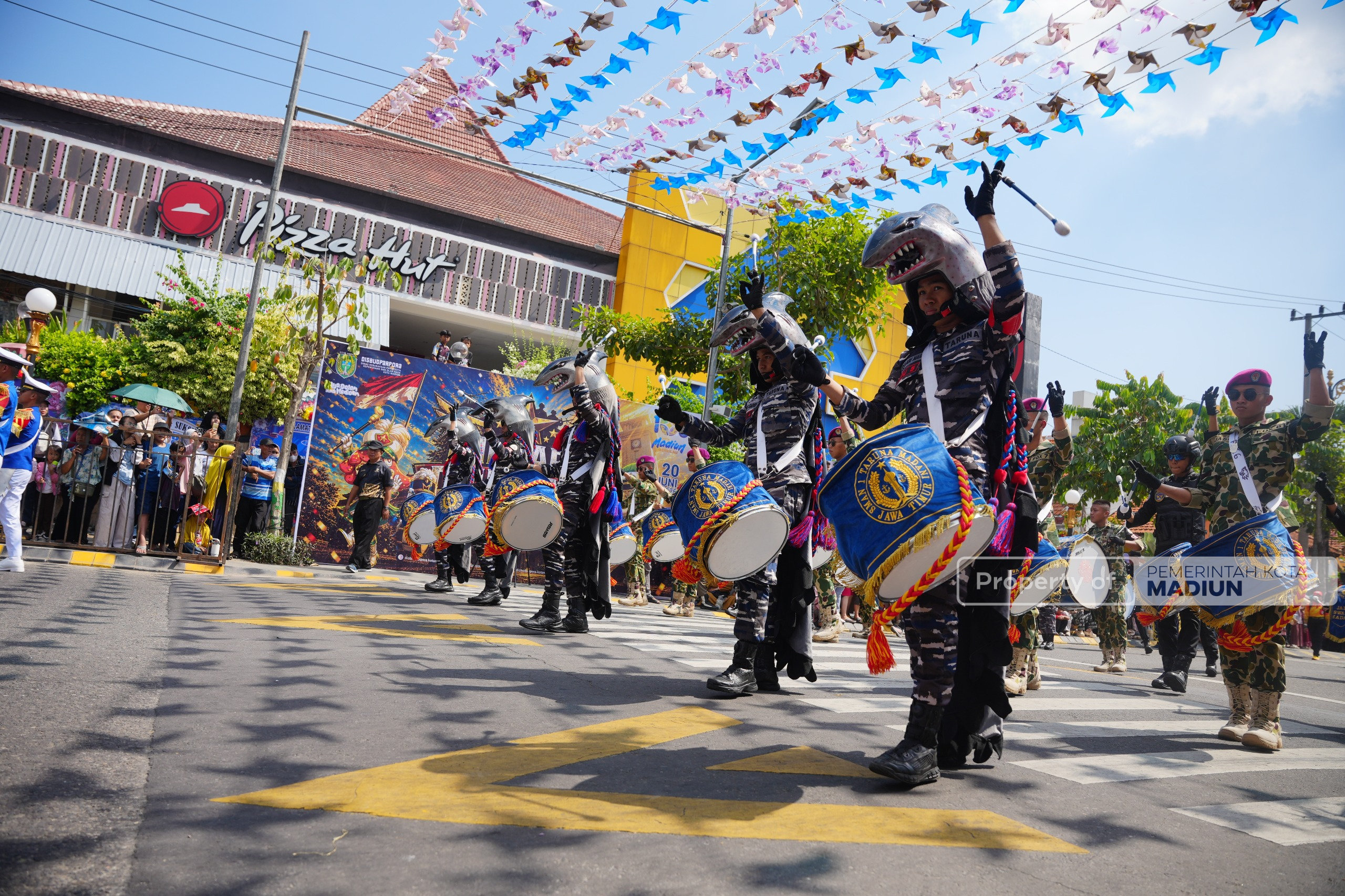 Parade Military Drumband Semarakkan HUT ke-108 Kota Madiun, Plt Wali Kota Harap Ekonomi Lokal Kian Bergeliat