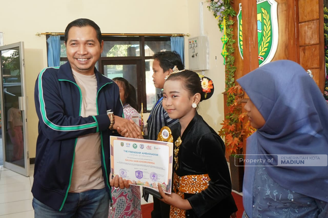 English Fun Holiday Resmi Berakhir , Pemkot Madiun Dorong Pelatihan Bahasa Inggris di Setiap Kelurahan