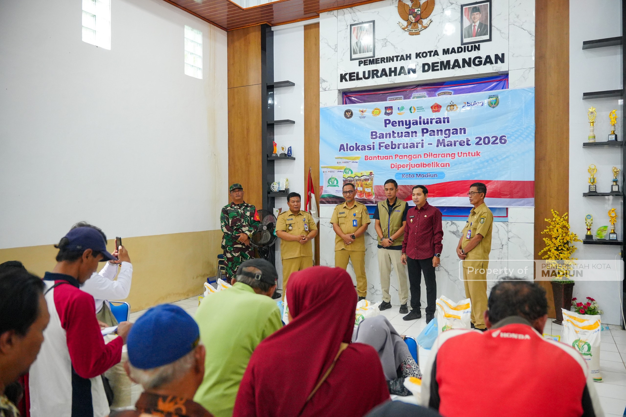 Kembali Serahkan Bantuan Pangan, Plt Wali Kota Madiun Pastikan Kebutuhan Pokok Warga Aman Jelang Idulfitri