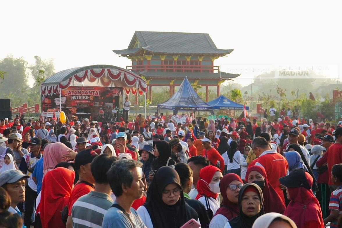 Plt Wali Kota Berangkatkan Jalan Santai di Kampung Jepang Banjarejo, Dorong Kebersamaan dan Ekonomi Warga