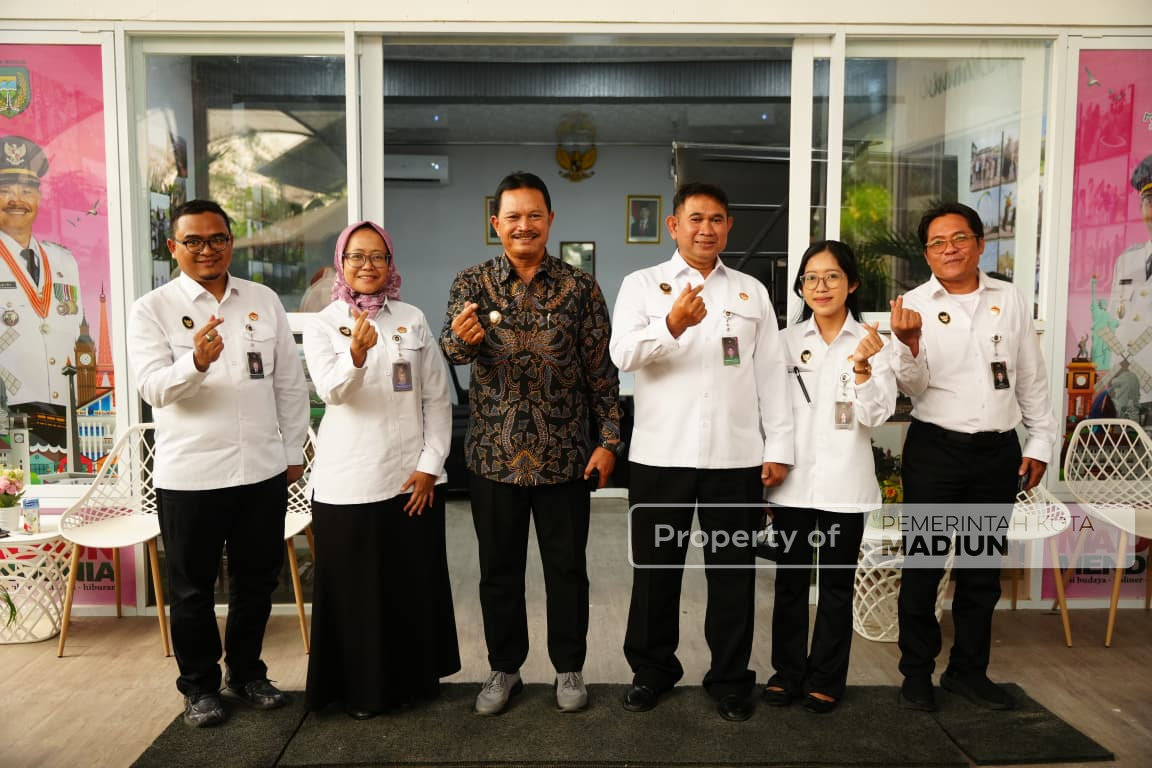 Wali Kota Sambut Perwakilan Kemenko Polkam di TPA Winongo, Bahas Program Kota hingga Ajak Tanam Pohon