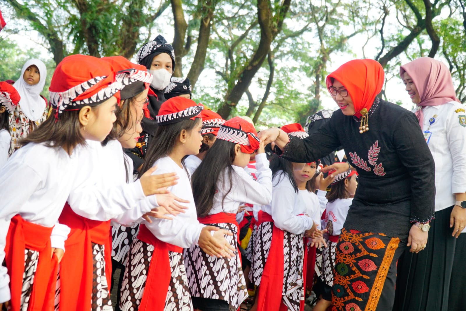 Peringati Hardiknas dan Hari Kartini, 1.600 Anak TK se-Kecamatan Taman Gelar Pawai Budaya, Bunda PAUD Beri Apresiasi