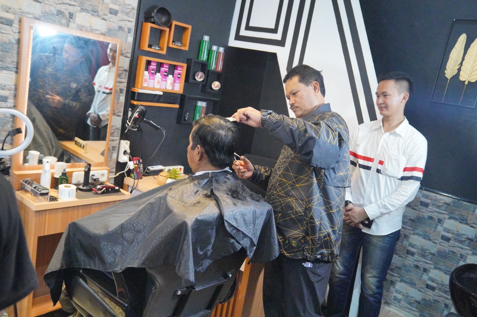 Hadiri Pembukaan Barbershop, Wali Kota Pelaku Usaha Ramaikan Ekonomi Kota