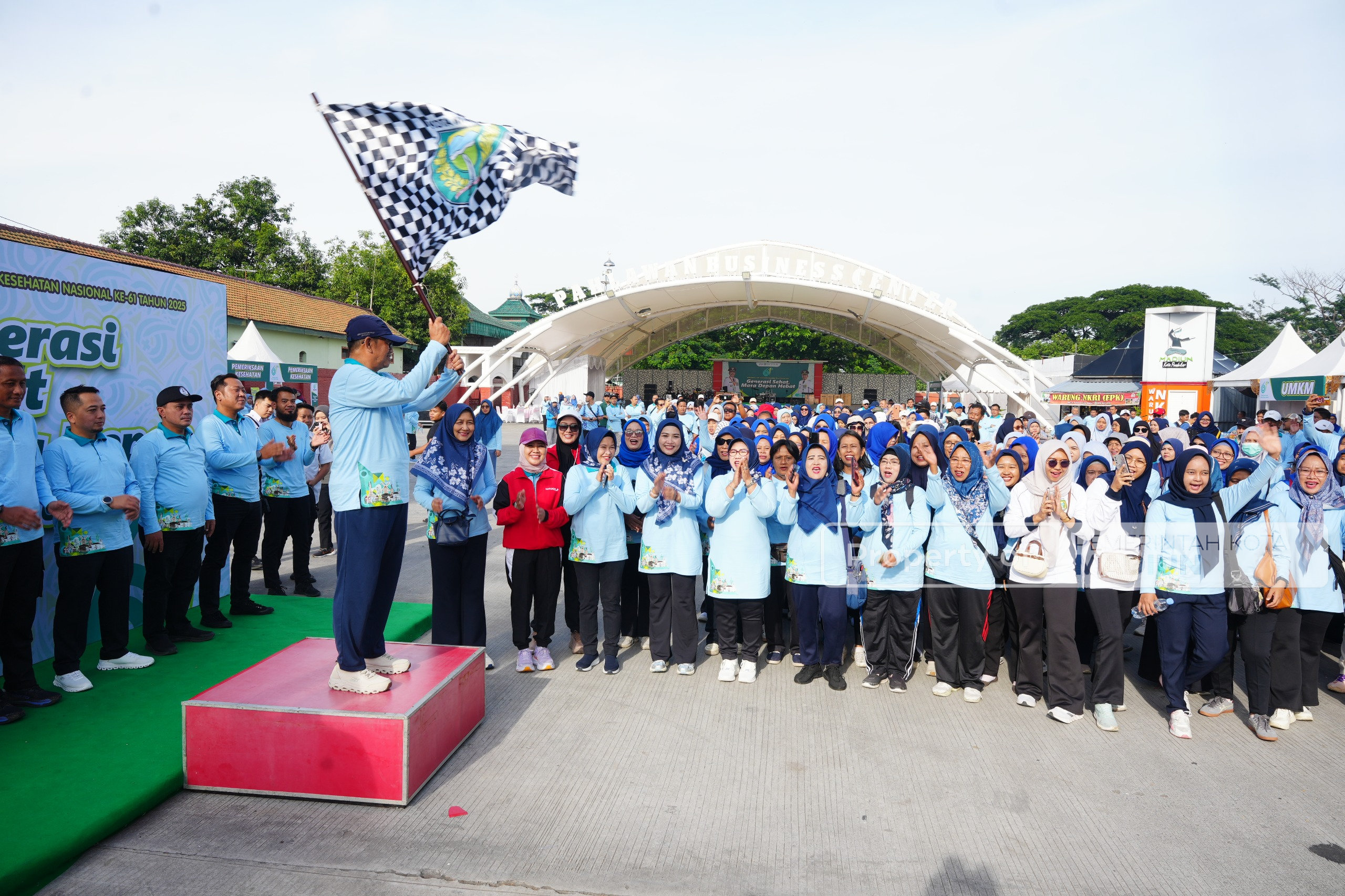 Peringatan HKN ke-61, Sekda Kota Madiun Pimpin Jalan Sehat dan Tekankan Pentingnya Generasi Sehat