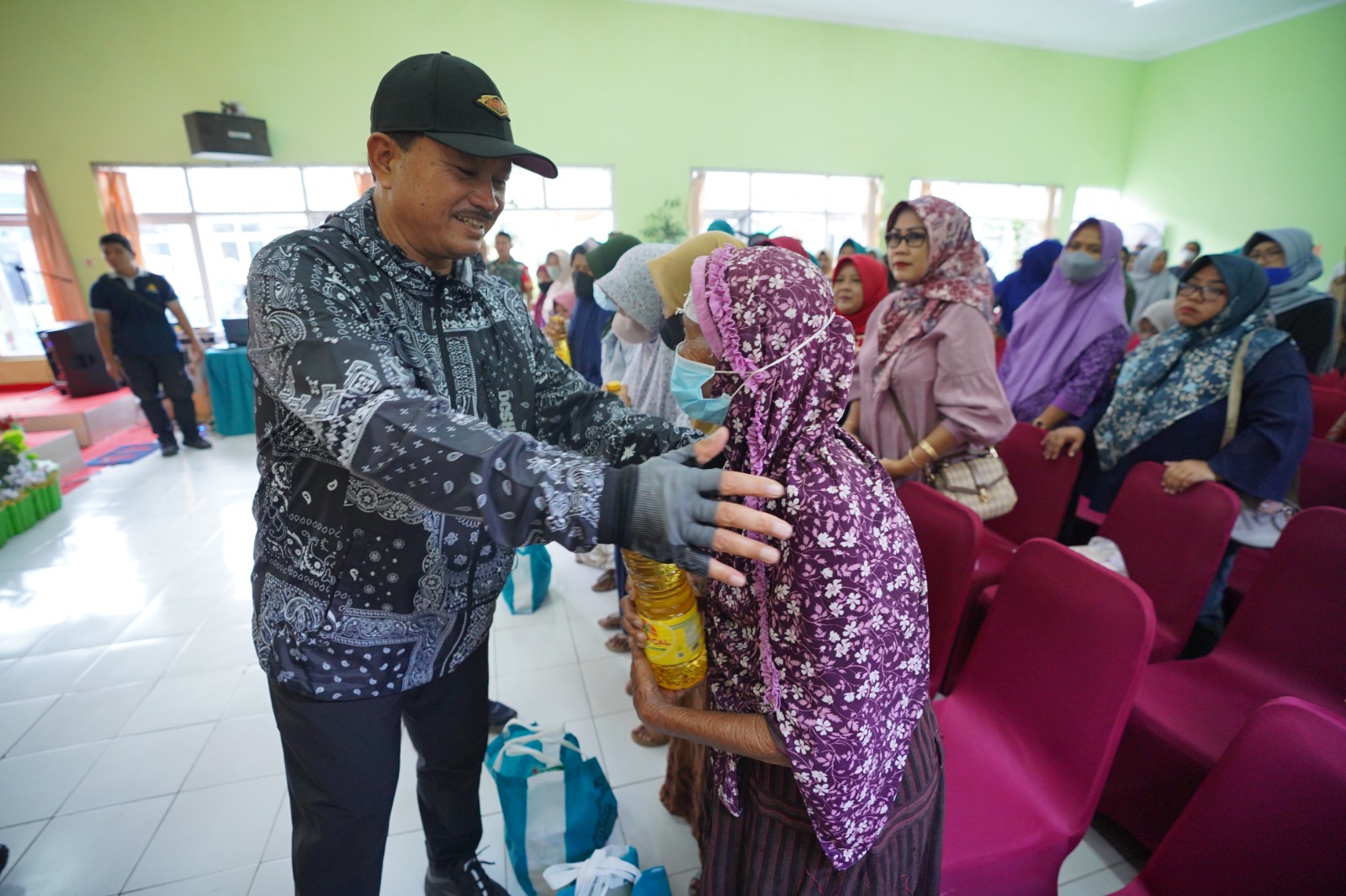 Wali Kota Sampaikan Oleh-Oleh dari Luar Negeri Saat Gowes di Tiga Kelurahan