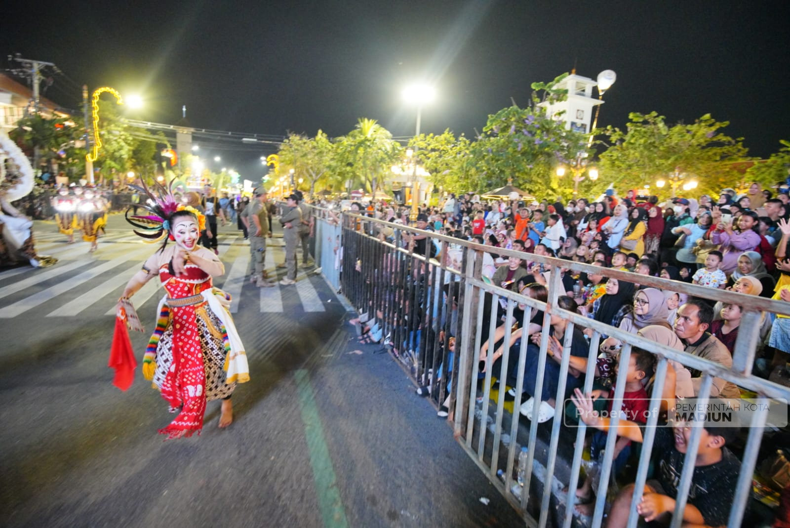 Ribuan Masyarakat Tumplek Blek, Madiun Spektra Carnival Gemerlapkan Malam Kota Pendekar, Wali Kota Sampaikan Apresiasi dan Terima Kasih
