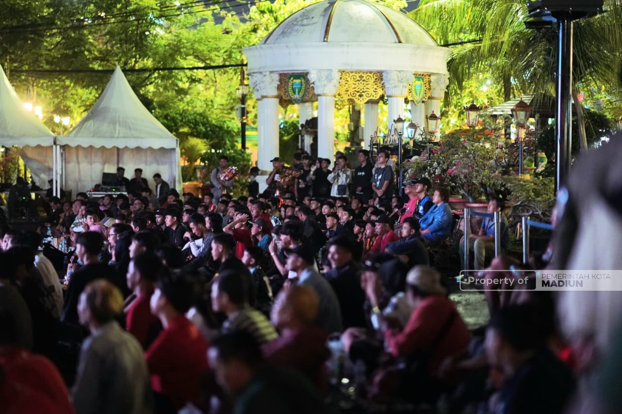 Sempat Diguyur Hujan, Ratusan Warga Tetap Antusias Nobar Final FIFA Series 2026 di Balai Kota Madiun