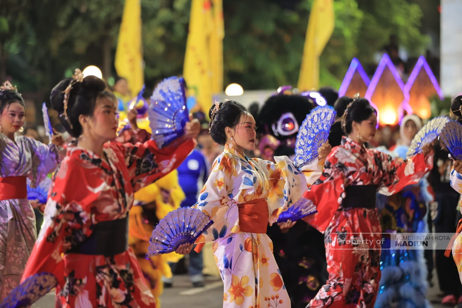 Ribuan Masyarakat Tumplek Blek, Madiun Spektra Carnival Gemerlapkan Malam Kota Pendekar, Wali Kota Sampaikan Apresiasi dan Terima Kasih