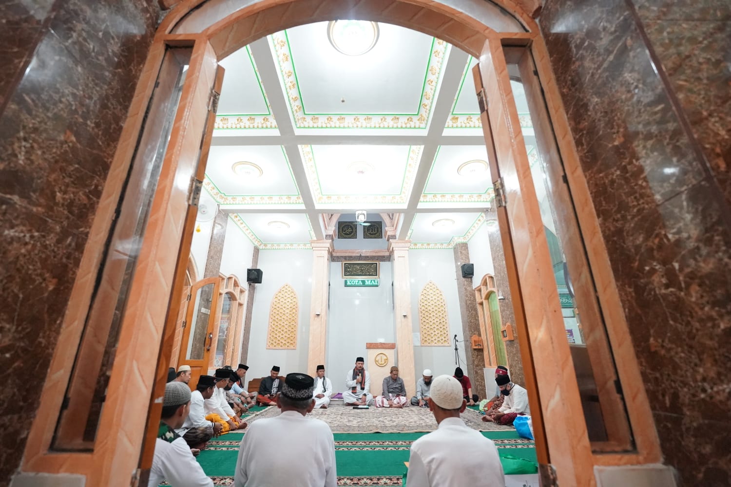Salat Isya di Masjid Al-Furqon, Wali Kota Belanja Masalah Langsung dari Jamaah