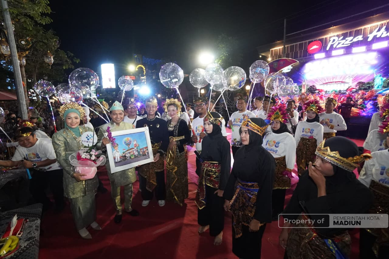 Ribuan Masyarakat Tumplek Blek, Madiun Spektra Carnival Gemerlapkan Malam Kota Pendekar, Wali Kota Sampaikan Apresiasi dan Terima Kasih