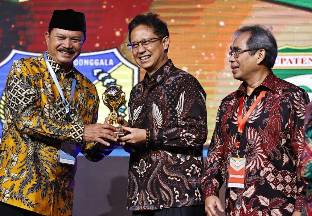 Beri Jaminan Kesehatan Masyarakat Secara Menyeluruh, Pemkot Raih Penghargaan UHC dari Pusat