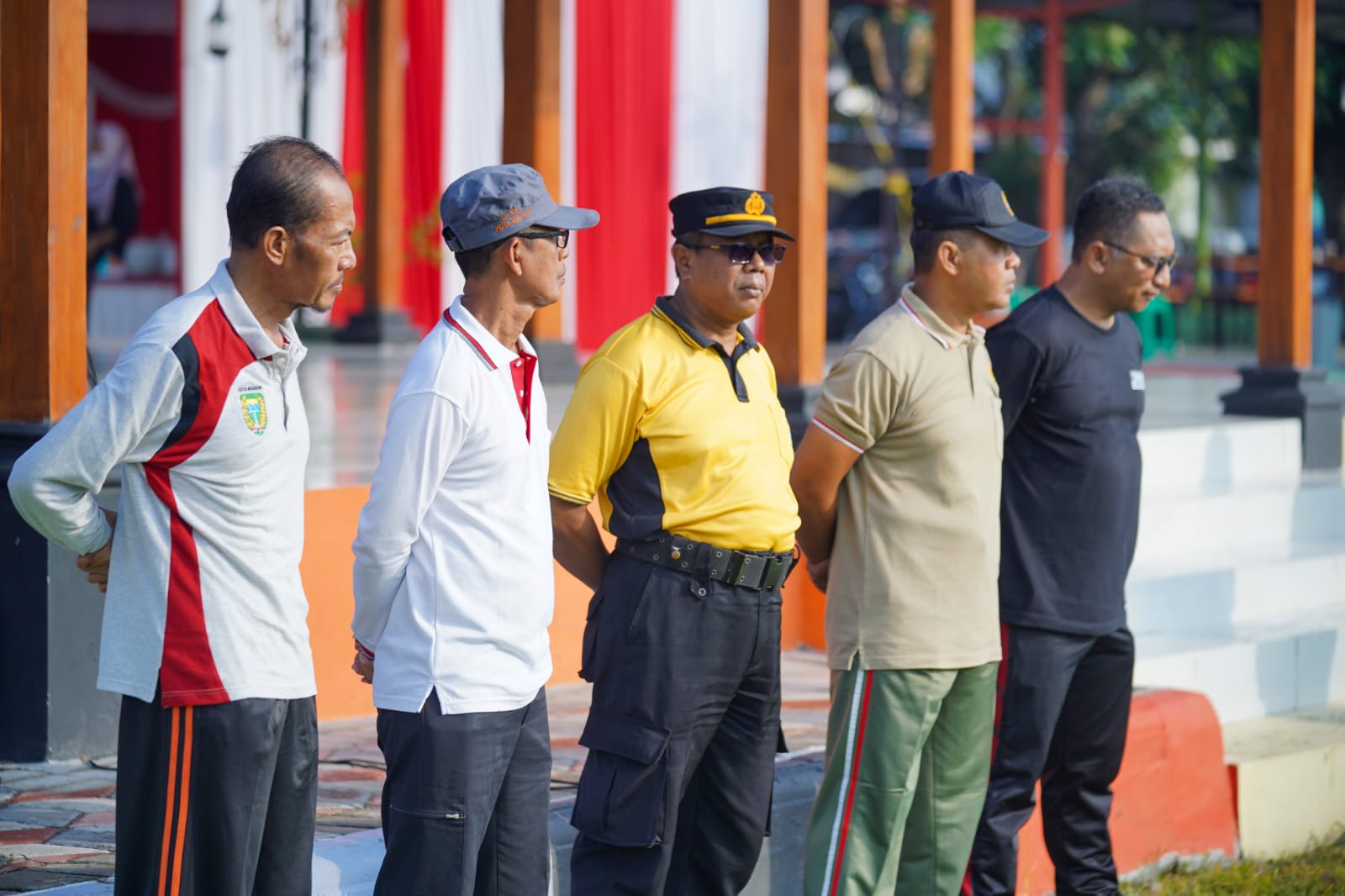 Pimpin Apel Kerja Bakti, Wali Kota Serahkan Penghargaan Bagi Satlinmas Berdedikasi