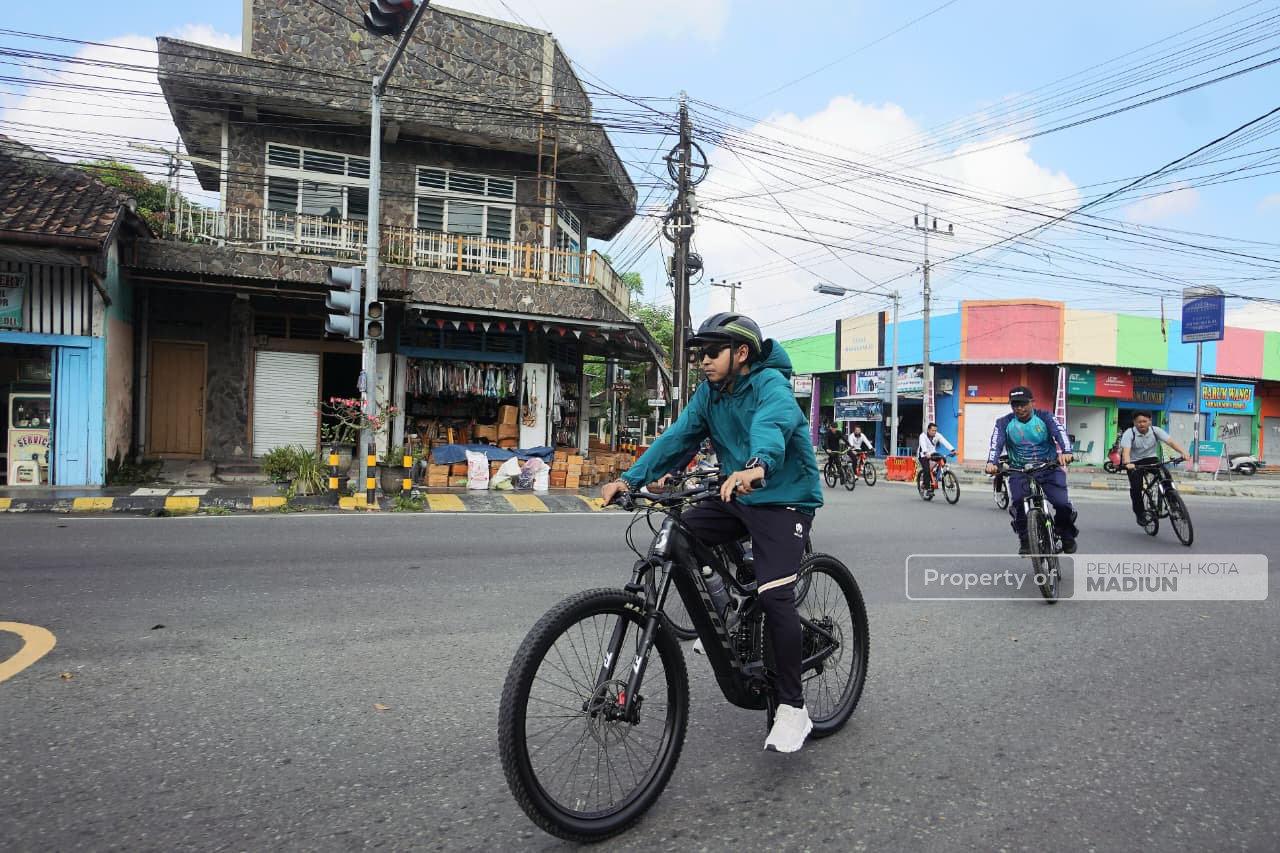 Tinjau Kawasan Perbatasan, Plt Wali Kota Madiun Tekankan Kualitas Infrastruktur Penunjang Ekonomi saat Gowes Pagi