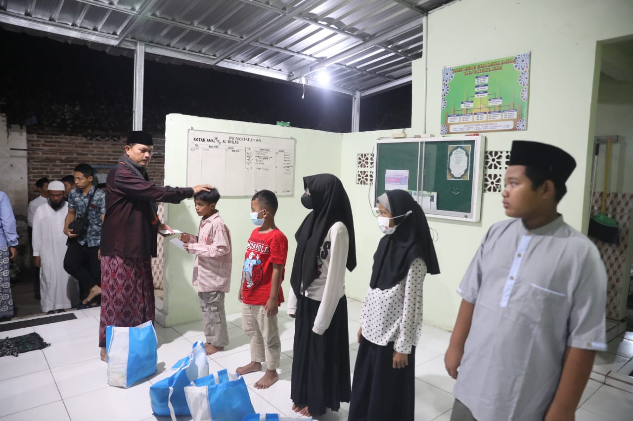 Salat Isya di Mushala Al-Ikhlas Ngegong, Wali Kota Sampaikan Program Pembangunan