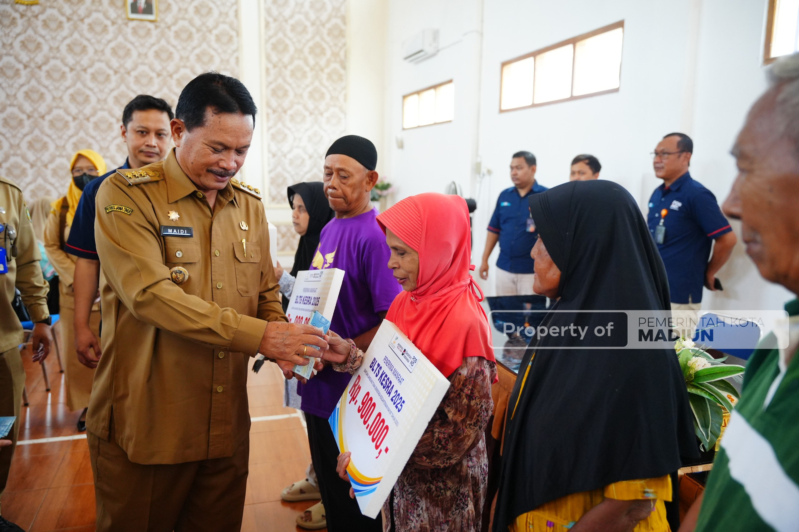 Serahkan BLT Kesra 2025, Wali Kota Harap Bantuan Digunakan Tepat Sasaran