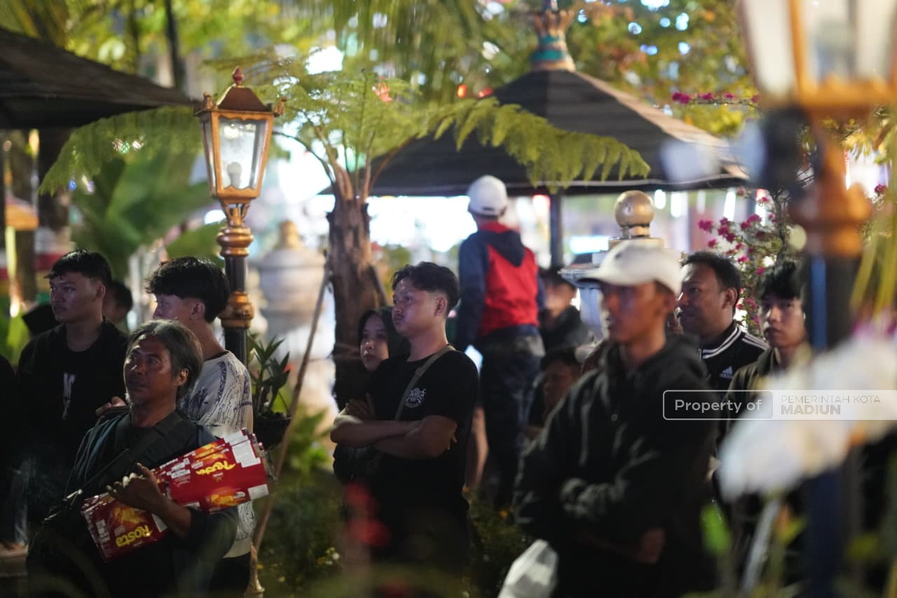 Sempat Diguyur Hujan, Ratusan Warga Tetap Antusias Nobar Final FIFA Series 2026 di Balai Kota Madiun