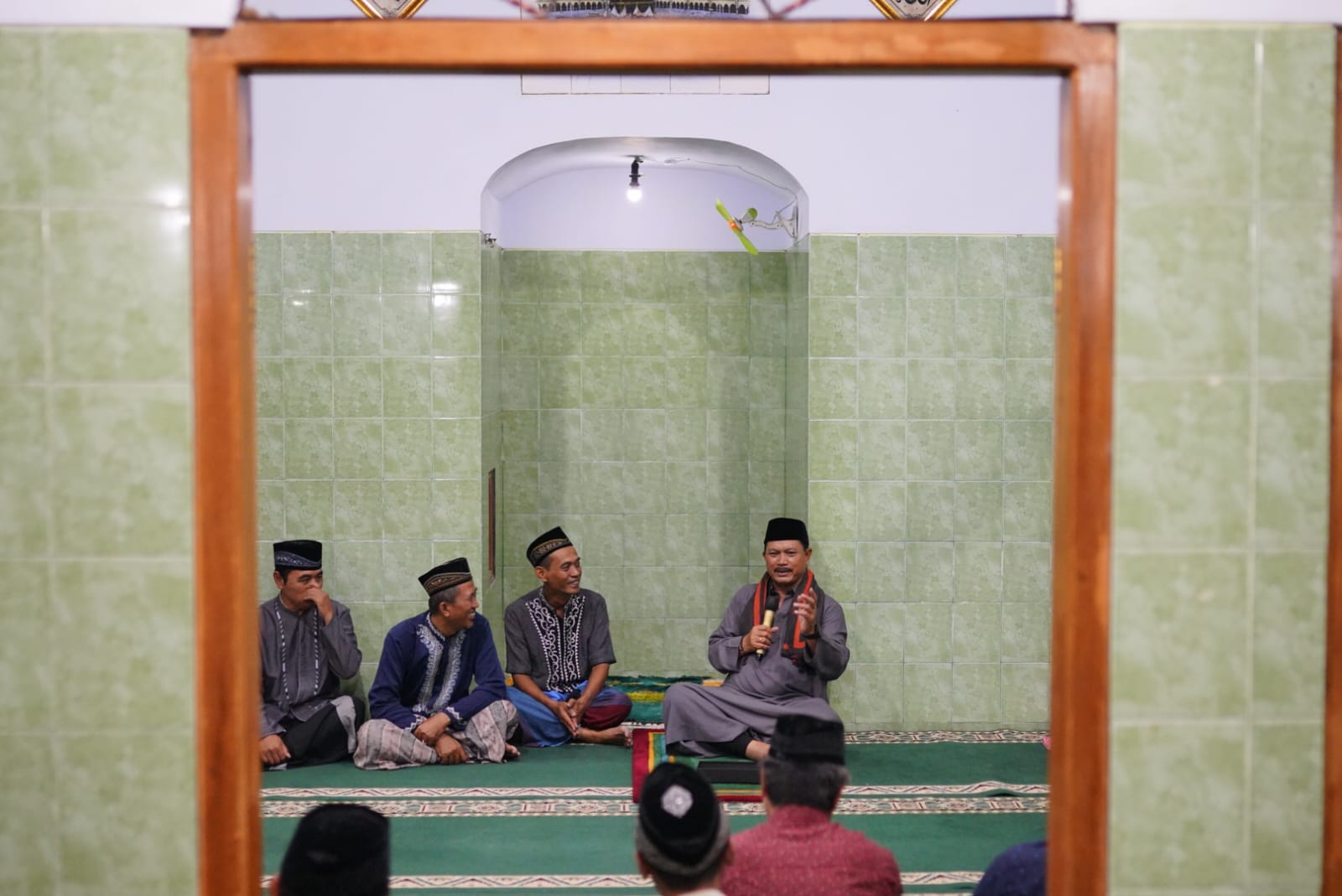 Wali Kota Salat Isya di Musala Al Palang, Juga Bersilaturahmi Hingga Salurkan Bantuan