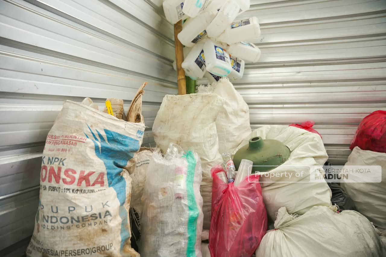 Wujudkan Zero Waste 2027, Plt Wali Kota Resmikan Bank Sampah GEMES 17