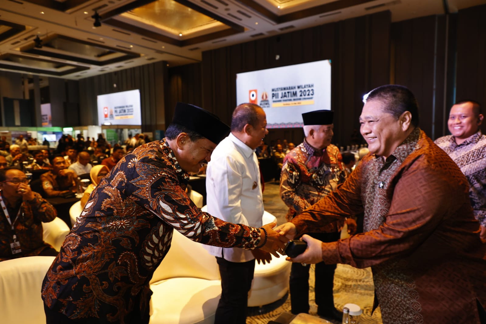Dinilai Sukses Gerakkan Pembangunan Daerah, Wali Kota Raih Penghargaan Tokoh Inovator Keinsinyuran Dari PII Jatim