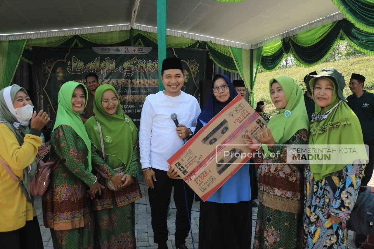 Semangat Bangun Silaturahmi, Wawali Apresiasi Santri dan Warga Lewat Sepeda Santai Hari Santri