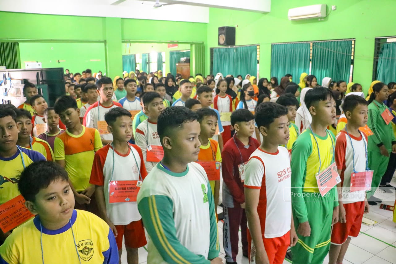 Isi MPLS di SMPN 11, Plt Wali Kota Madiun Tanamkan Nilai Antikorupsi dan Bijak Bermedia Digital