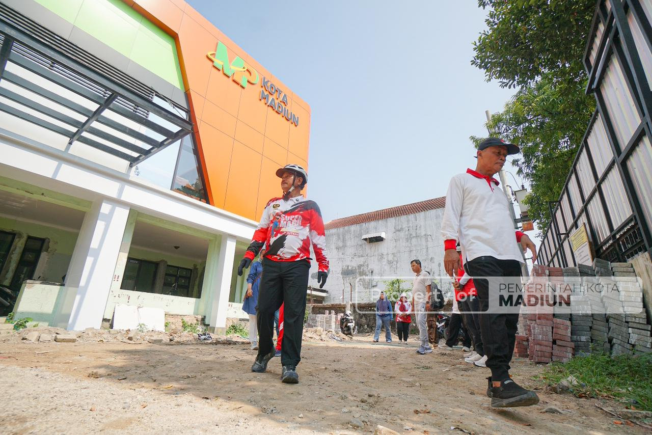 Gowes Sambil Pantau Kota, Wali Kota Madiun Cek Progres MPP dan Sapa Warga di Sepanjang Rute