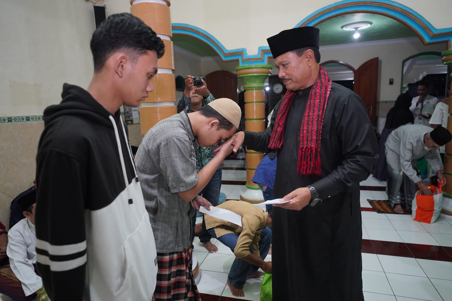 Salat Isya di Masjid Baiturohman Kelurahan Rejomulyo, Jamaah Minta Bantuan Rp 10 Juta, Wali Kota Kasih Rp 15 Juta