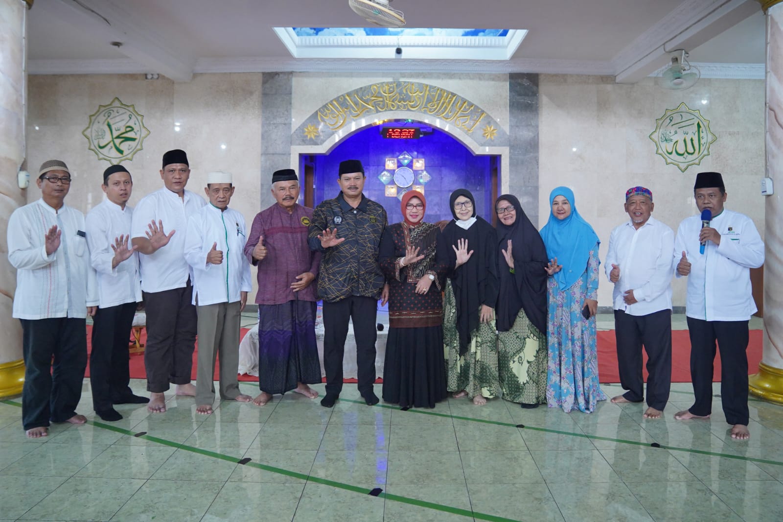Wali Kota Salurkan Tali Asih hingga Tawarkan Mabour untuk Ibu-Ibu Pengajian
