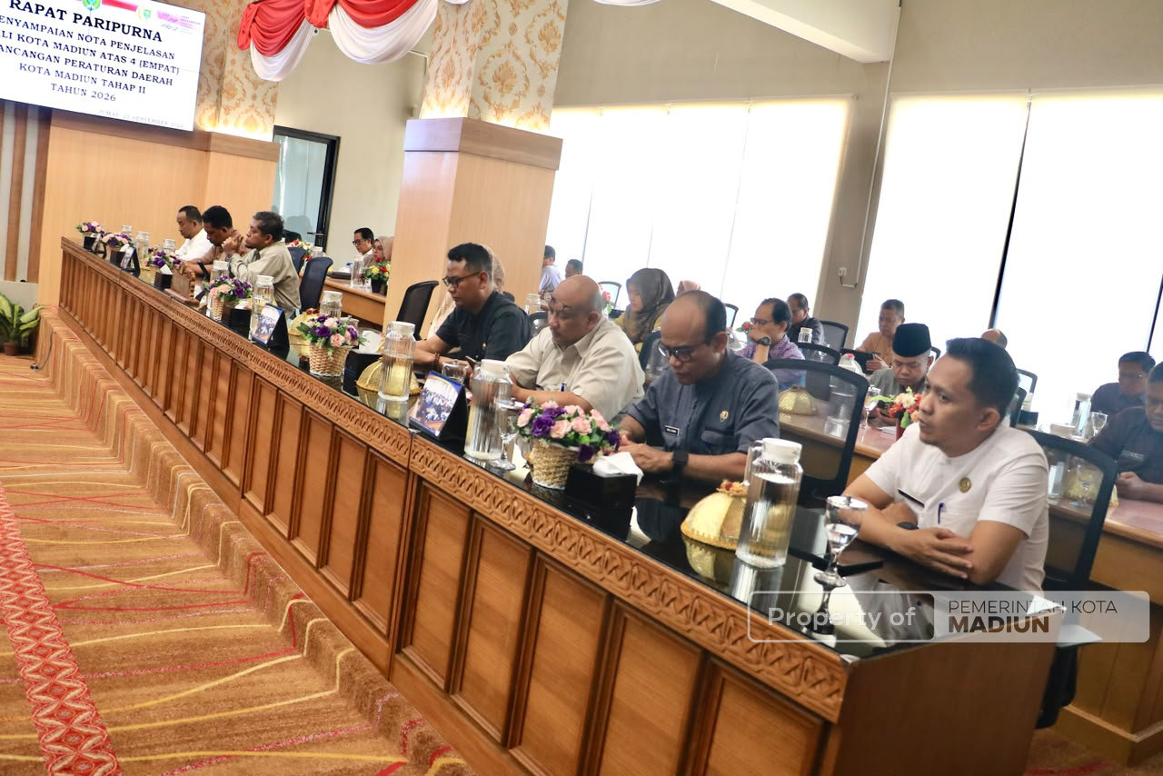 Sampaikan Nota Penjelasan Empat Raperda, Plt Wali Kota Madiun Tekankan Penyesuaian Regulasi