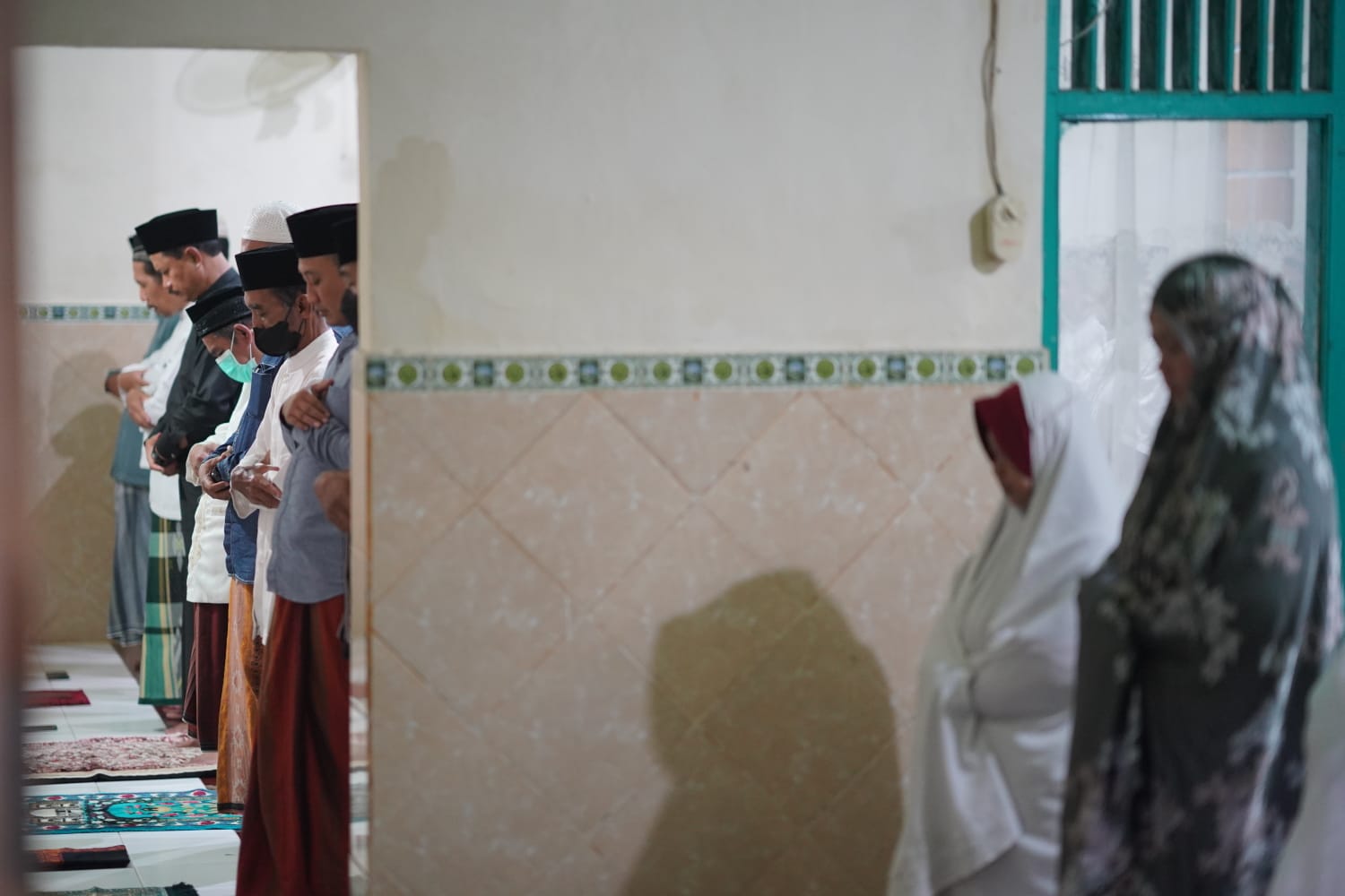 Salat Isya di Masjid Baiturohman Kelurahan Rejomulyo, Jamaah Minta Bantuan Rp 10 Juta, Wali Kota Kasih Rp 15 Juta