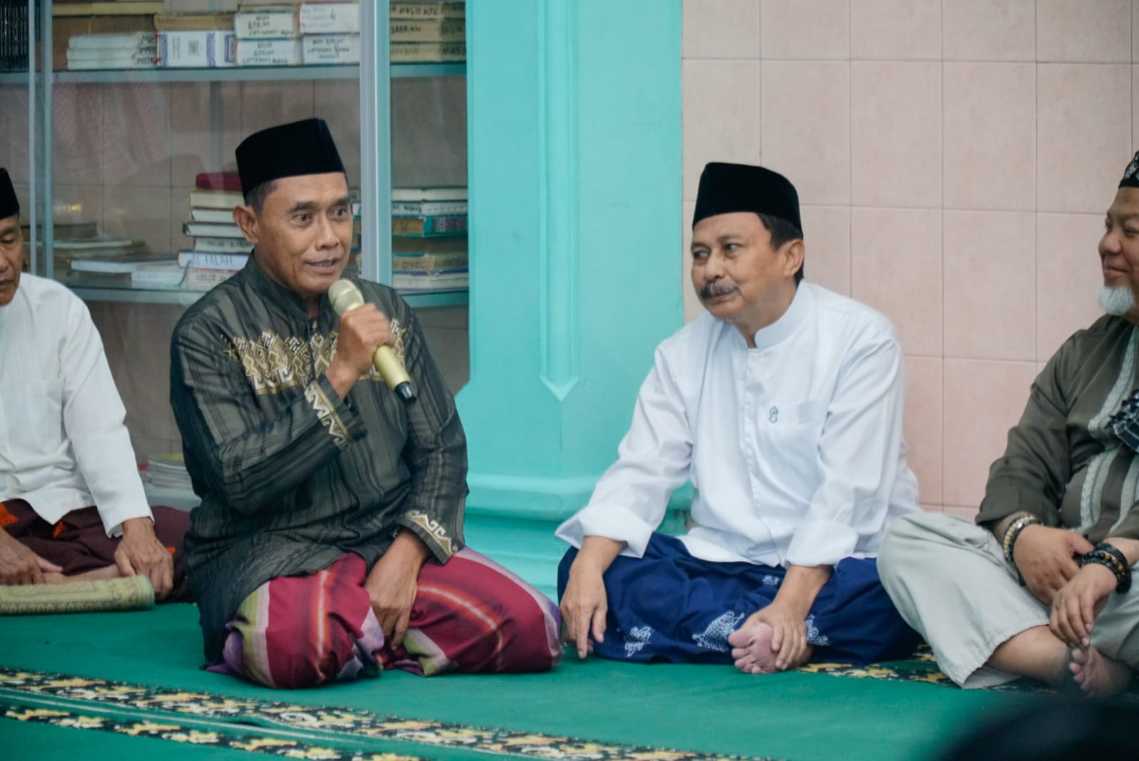 Shalat Isya Berjamaah Di Masjid Al Falah, Wali Kota Ajak Masyarakat Jaga Kerukunan
