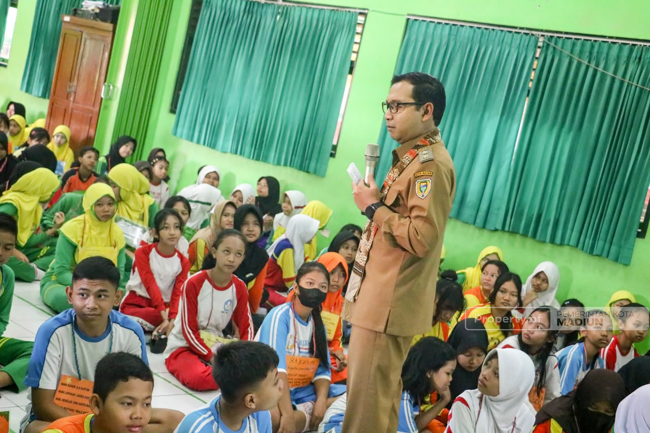 Isi MPLS di SMPN 11, Plt Wali Kota Madiun Tanamkan Nilai Antikorupsi dan Bijak Bermedia Digital