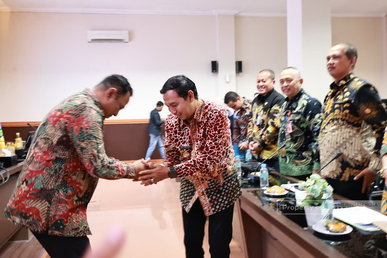 Terima Kunjungan Studi Komparasi Pemkab Probolinggo, Plt Wali Kota Bagikan Strategi Pengelolaan Retribusi untuk Optimalkan PAD