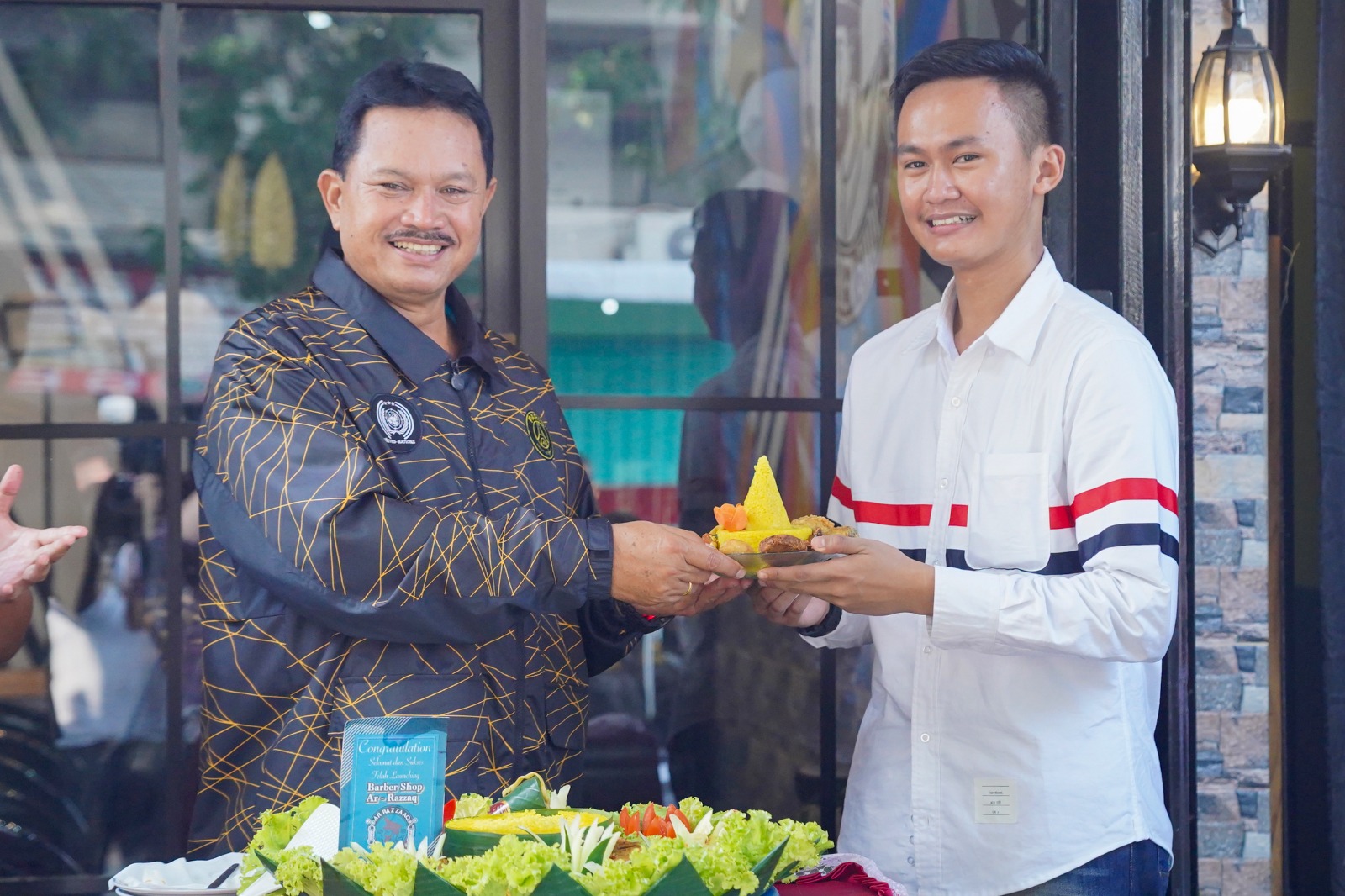 Hadiri Pembukaan Barbershop, Wali Kota Pelaku Usaha Ramaikan Ekonomi Kota