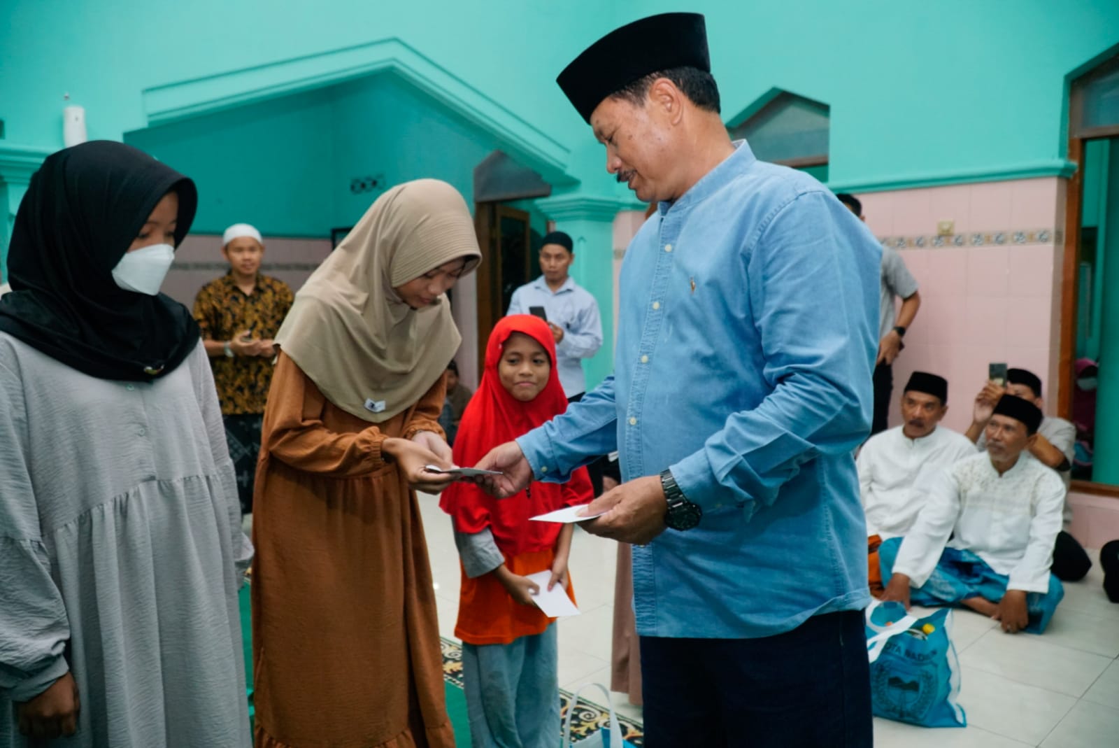 Shalat Isya Berjamaah Di Masjid Al Falah, Wali Kota Ajak Masyarakat Jaga Kerukunan
