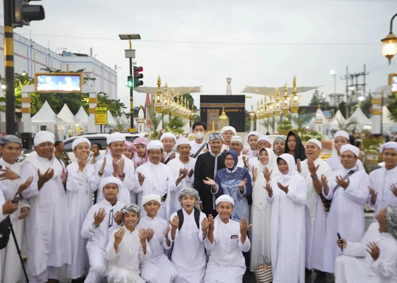 Bagi Takjil Dengan UMKM Dan SMPN 1, Wali Kota : Ajang Pelajaran Peduli Sesama