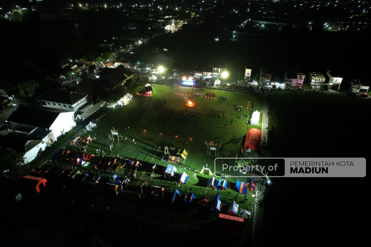 Tandai Dibukanya Jambore Ranting Manguharjo, Wali Kota Madiun Nyalakan Api Unggun