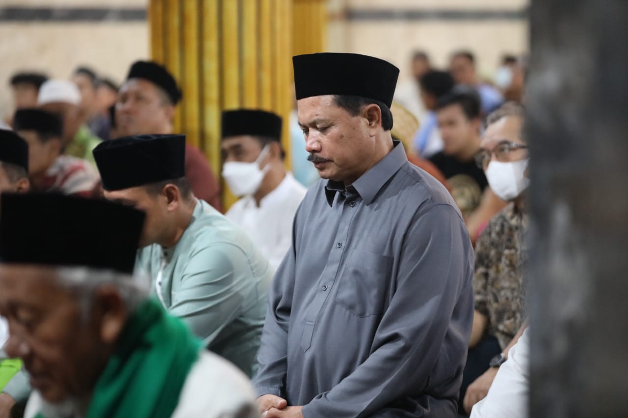 Ikuti Salat Tarawih Perdana, Wali Kota Ajak Umat Muslim Tingkatkan Ibadah