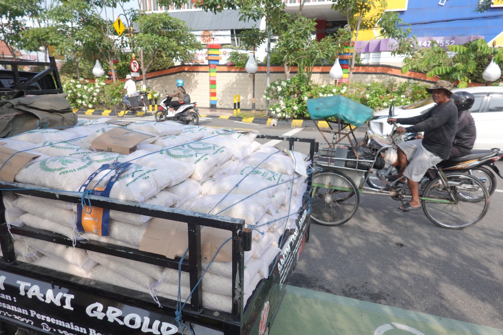 Berangkatkan Pentasharufan Beras Zakat Fitrah Ke 27 Kelurahan, Wali Kota Harap Bawa Berkah Bagi Masyarakat