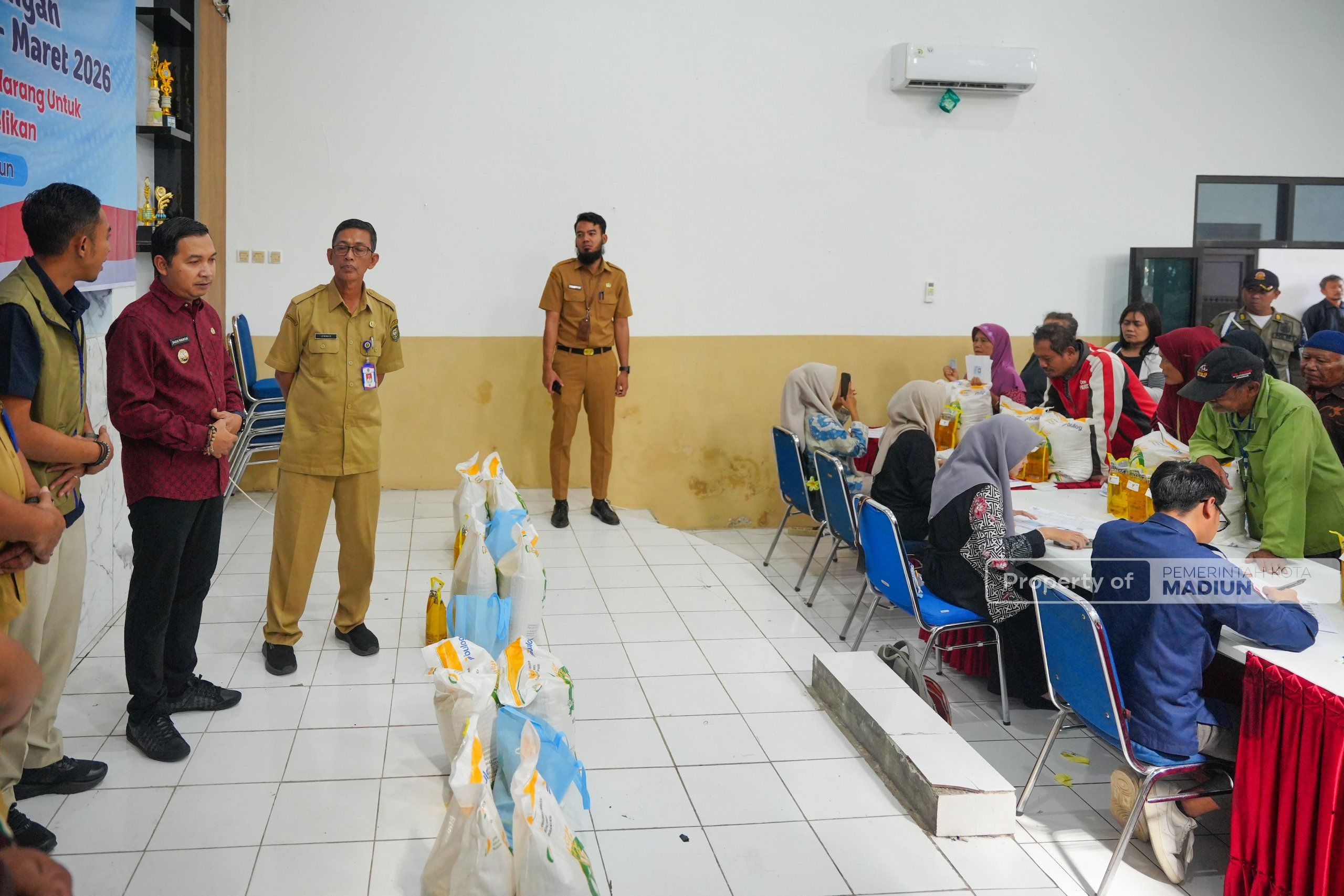 Kembali Serahkan Bantuan Pangan, Plt Wali Kota Madiun Pastikan Kebutuhan Pokok Warga Aman Jelang Idulfitri