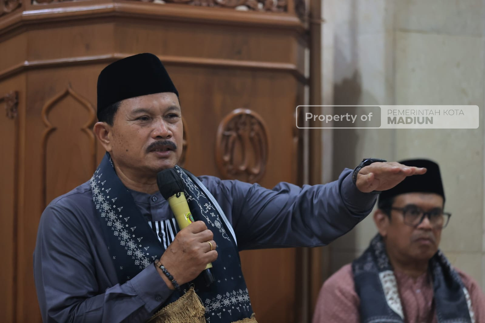 Safari Salat Isya, Salat Jemaah hingga Serahkan Santunan Warga