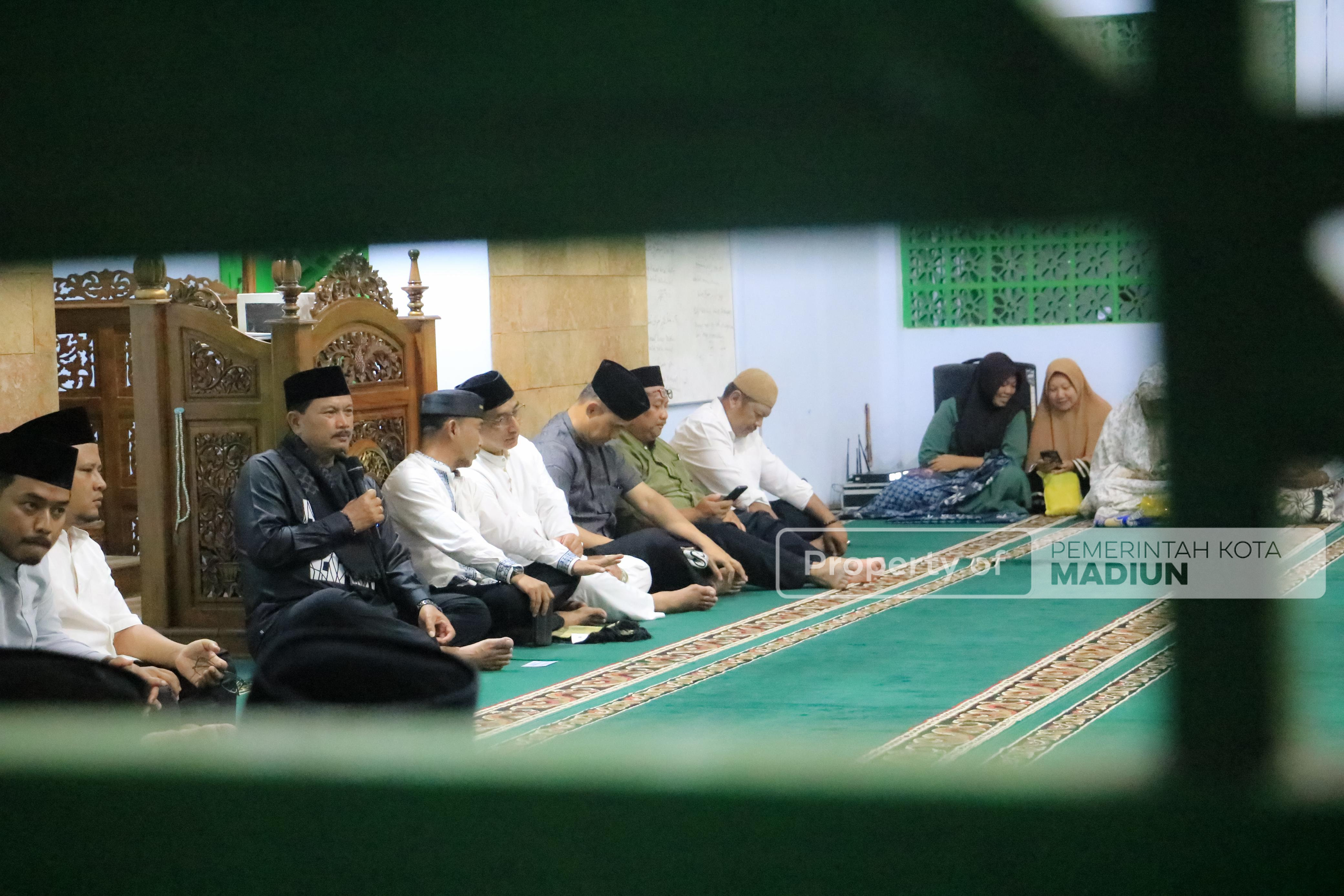 Salat Isya di Masjid Baitussilaturrahmin, Wali Kota Ajak Masyarakat Senantiasa Jaga Kerukunan