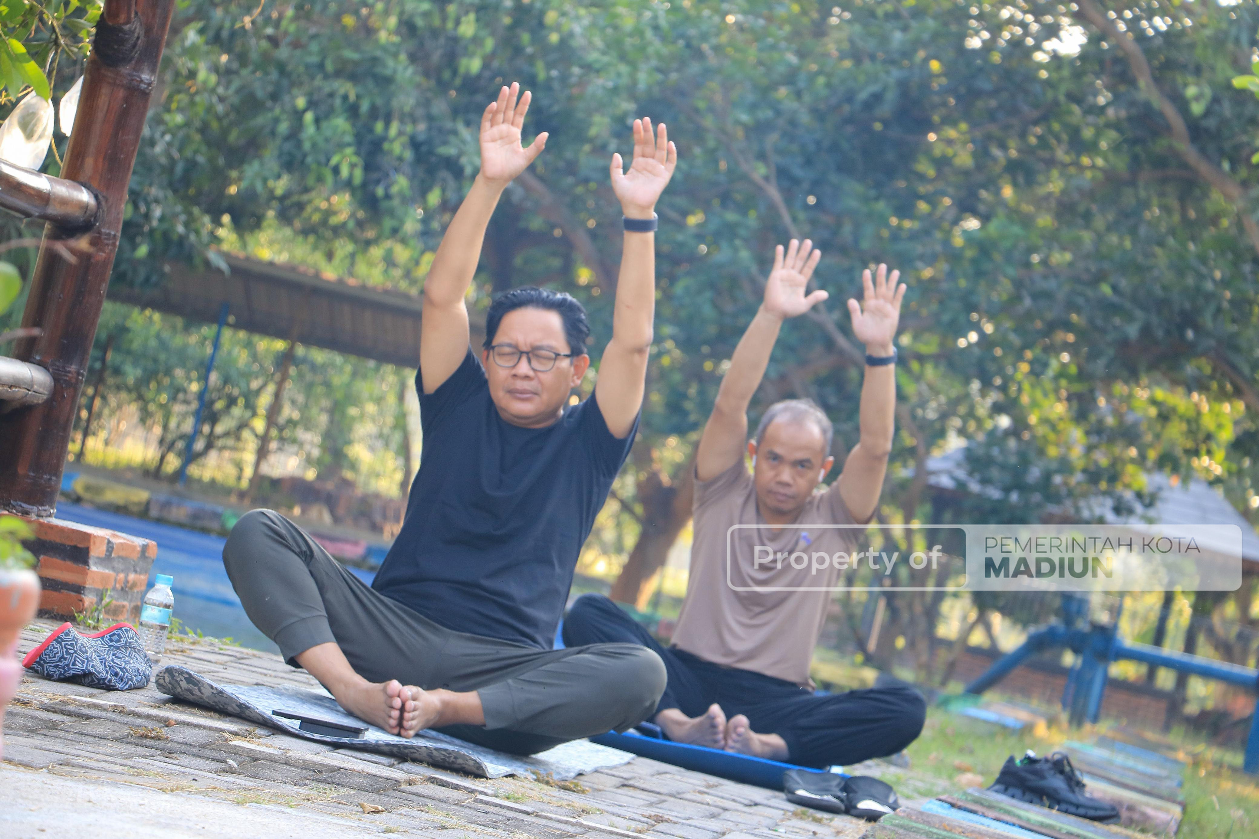 Wujudkan Aparatur Sehat dan Bugar Melalui Yoga