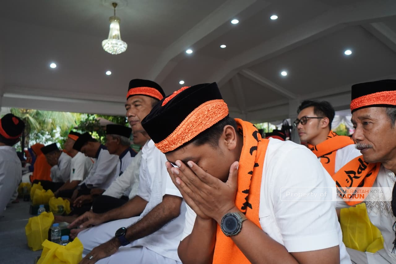 Jelang Keberangkatan Haji, Plt Wali Kota Madiun Ingatkan CJH Jaga Kesehatan dan Ikuti Arahan Pembimbing