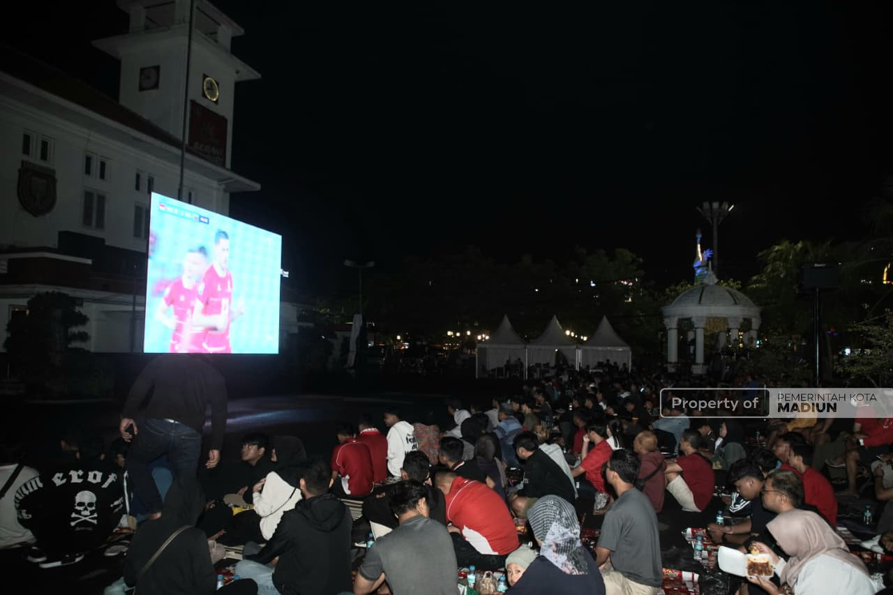 Sempat Diguyur Hujan, Ratusan Warga Tetap Antusias Nobar Final FIFA Series 2026 di Balai Kota Madiun